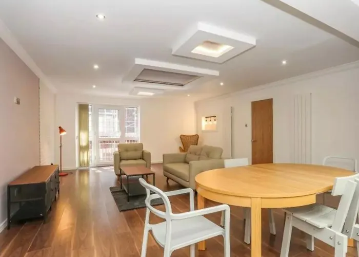Barbican Pad By Condokeeper